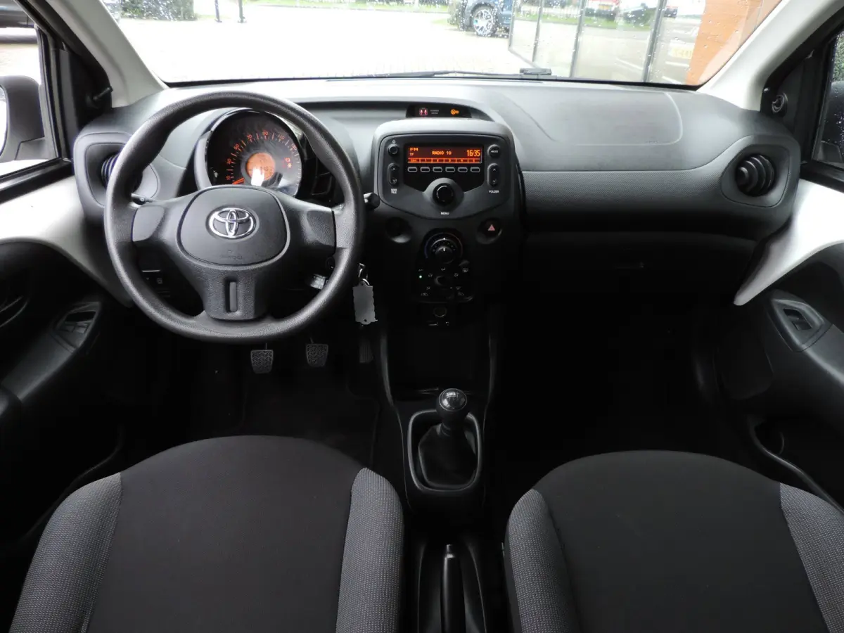 1.0 VVT-i 5D x-now 74.000km | Afneembare trekhaak | Airco | LED dagrijverl | CV op afstand | El ramen