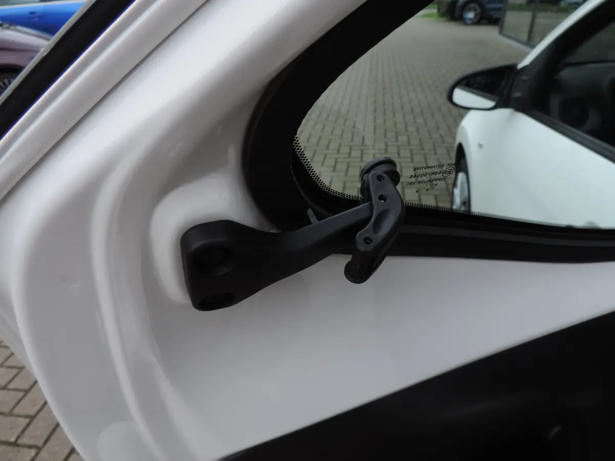 1.0 VVT-i 5D x-now 74.000km | Afneembare trekhaak | Airco | LED dagrijverl | CV op afstand | El ramen