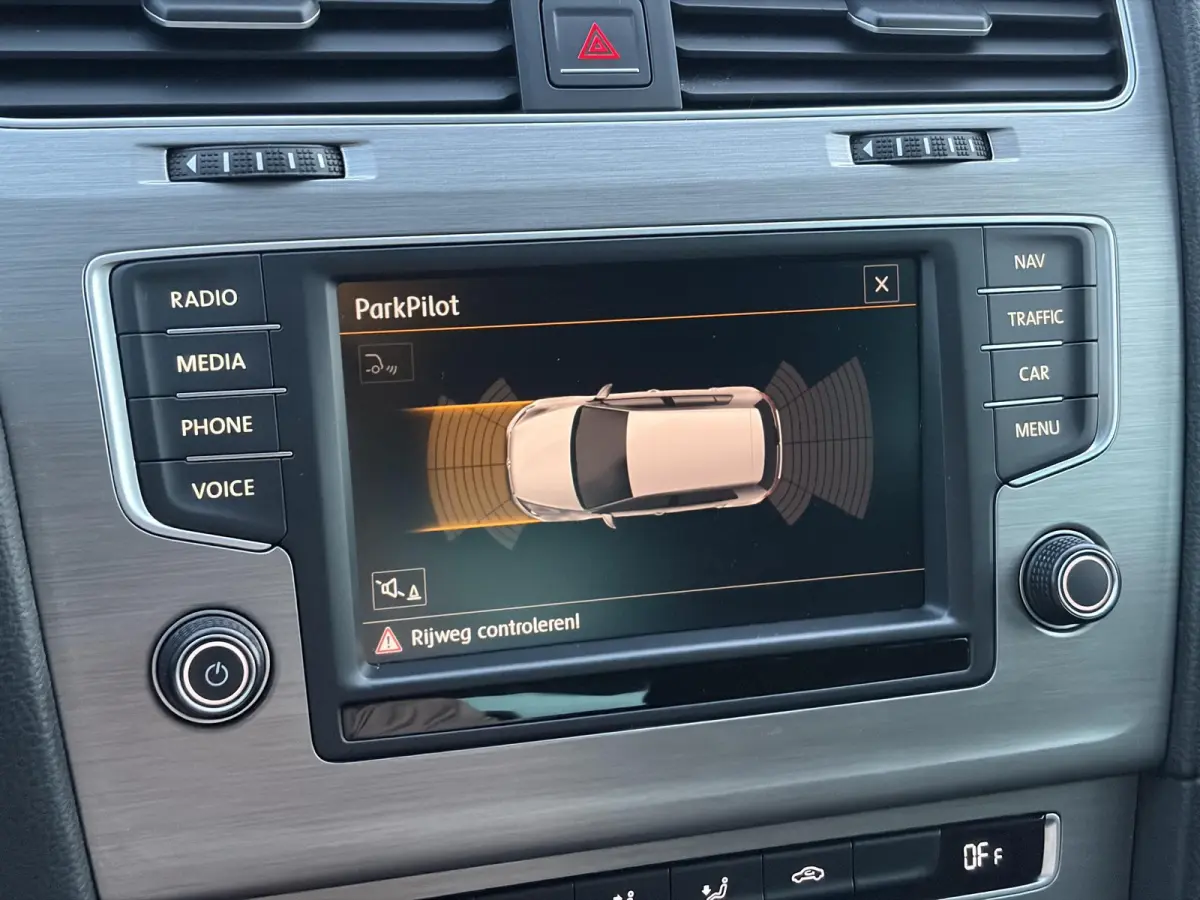 1.0 TSI Business Edition Connected ✓2e Eigenaar✓Camera✓Navi✓Net beurt gehad✓Clima✓Cruise✓6 Bak✓116pk✓Pdc V+A✓Lm velgen✓N.A.P✓Apk tot 11-2027