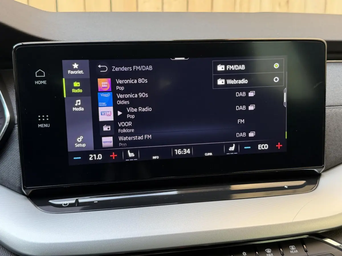 1.4 TSI iV PHEV Business Edition Plus Apple CarPlay/Android Auto | Achteruitrijcamera | Adaptieve cruise control | Climate control | Dodehoek detectie | LED verlichting | Parkeersensoren voo