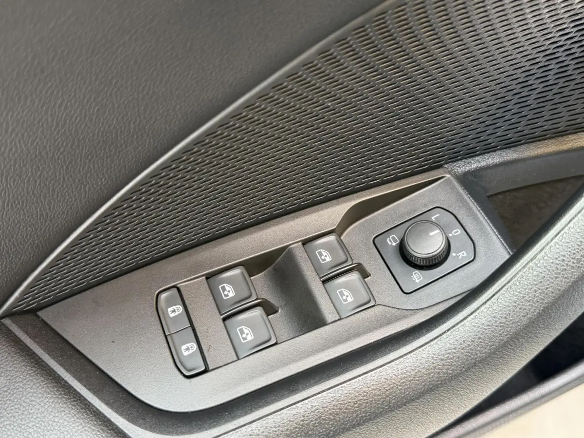 1.4 TSI iV PHEV Business Edition Plus Apple CarPlay/Android Auto | Achteruitrijcamera | Adaptieve cruise control | Climate control | Dodehoek detectie | LED verlichting | Parkeersensoren voo
