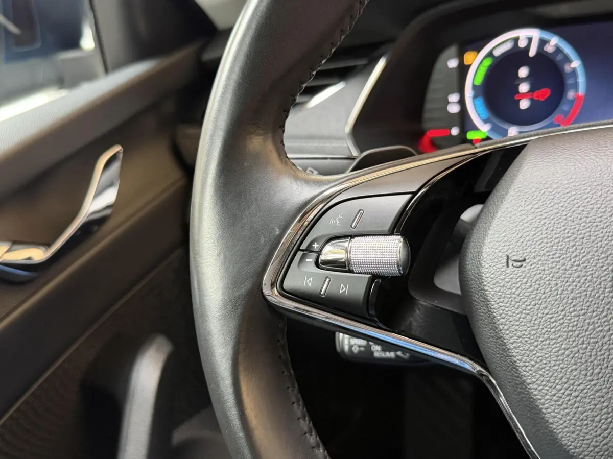1.4 TSI iV PHEV Business Edition Plus Apple CarPlay/Android Auto | Achteruitrijcamera | Adaptieve cruise control | Climate control | Dodehoek detectie | LED verlichting | Parkeersensoren voo