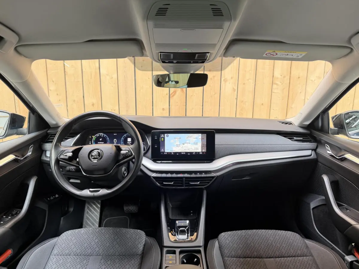 1.4 TSI iV PHEV Business Edition Plus Apple CarPlay/Android Auto | Achteruitrijcamera | Adaptieve cruise control | Climate control | Dodehoek detectie | LED verlichting | Parkeersensoren voo