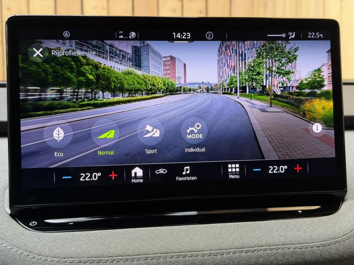 80 Adaptieve cruise control | Apple CarPlay/Android Auto | Climate control | Getint glas| Keyless entry | LED verlichting | Elektrisch bedienbare achterklep | Stuurwiel verwarmd | Rondomzich