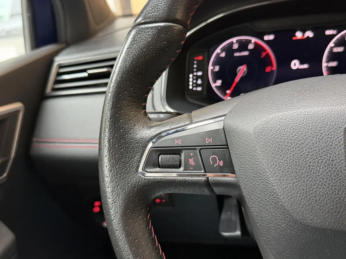 1.0 TSI FR Business Intense Apple CarPlay/Android Auto | Achteruitrijcamera | Beats Audio | Cruise control | Getint glas | Navigatiesysteem | Parkeersensoren voor en achter