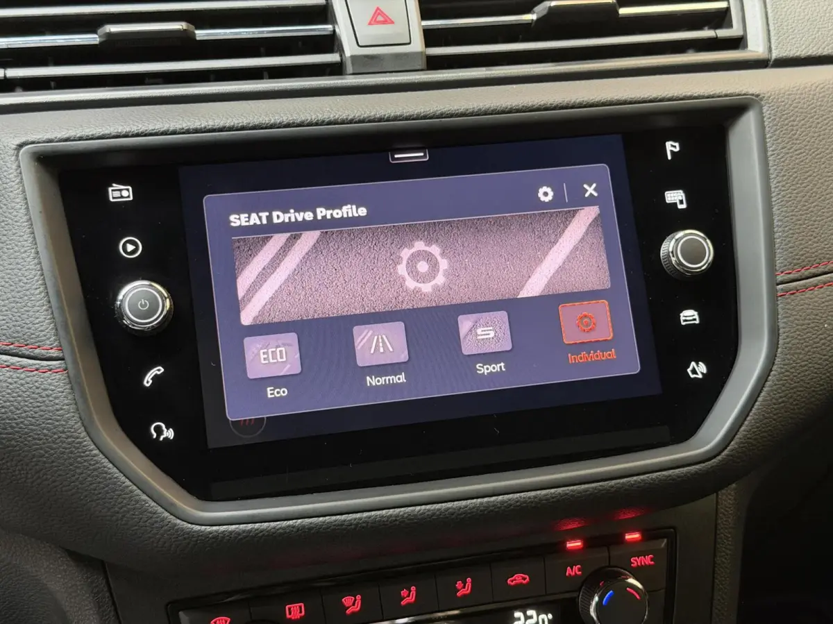 1.0 TSI FR Business Intense Apple CarPlay/Android Auto | Achteruitrijcamera | Beats Audio | Cruise control | Getint glas | Navigatiesysteem | Parkeersensoren voor en achter