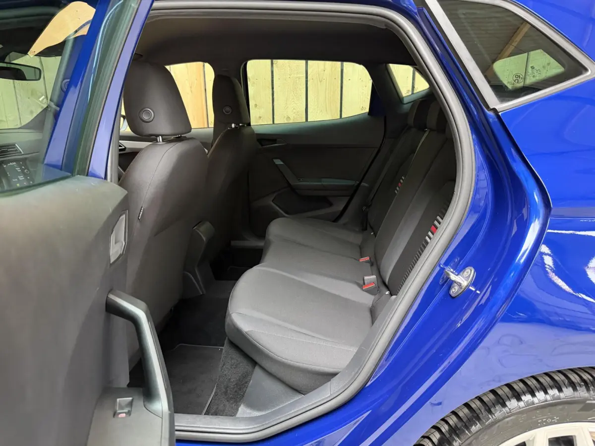 1.0 TSI FR Business Intense Apple CarPlay/Android Auto | Achteruitrijcamera | Beats Audio | Cruise control | Getint glas | Navigatiesysteem | Parkeersensoren voor en achter