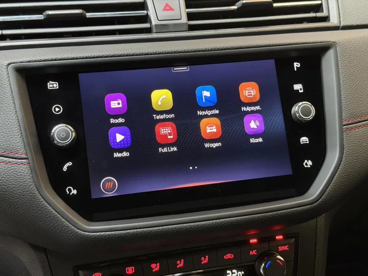 1.0 TSI FR Business Intense Apple CarPlay/Android Auto | Achteruitrijcamera | Beats Audio | Cruise control | Getint glas | Navigatiesysteem | Parkeersensoren voor en achter