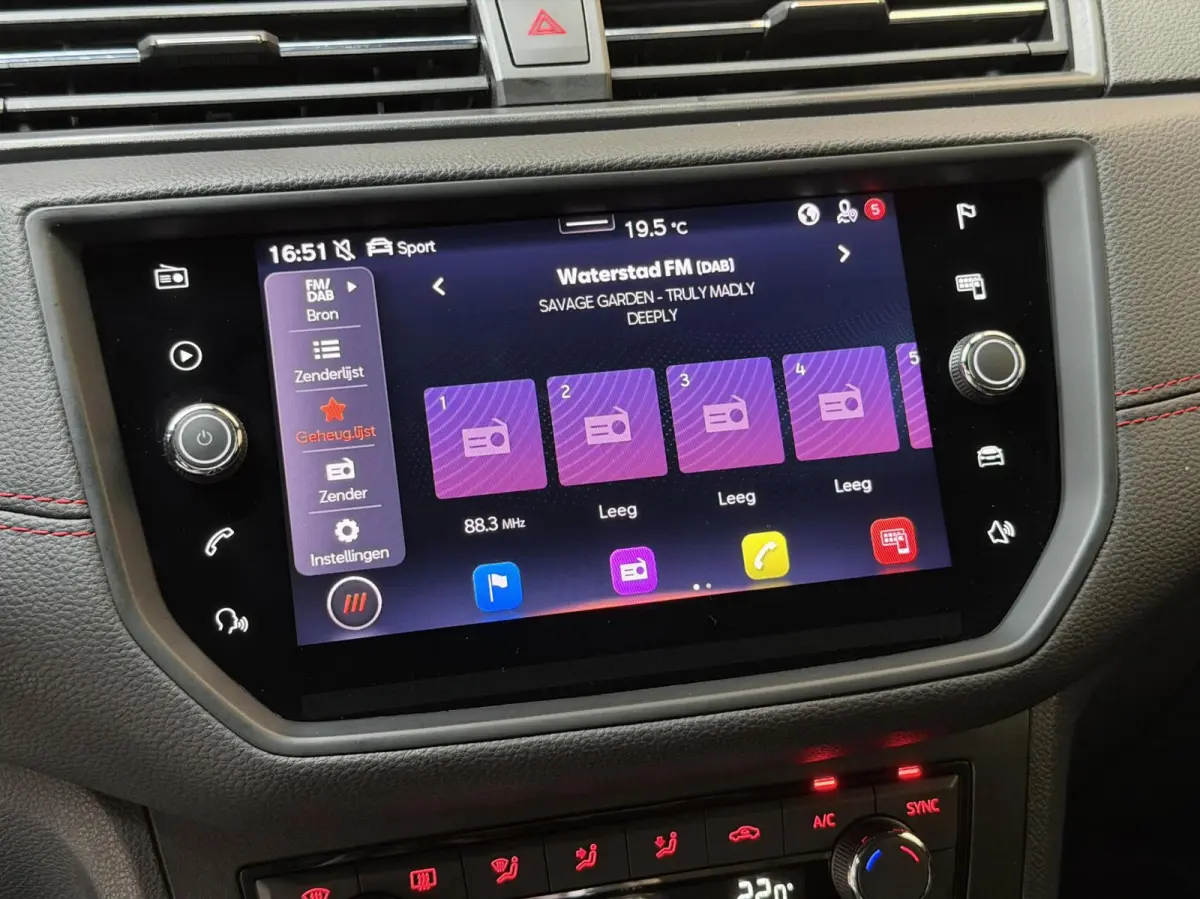 1.0 TSI FR Business Intense Apple CarPlay/Android Auto | Achteruitrijcamera | Beats Audio | Cruise control | Getint glas | Navigatiesysteem | Parkeersensoren voor en achter