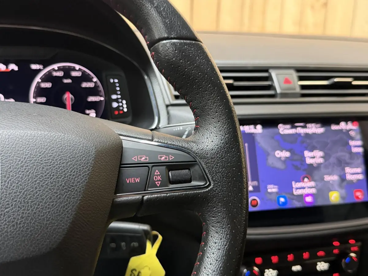 1.0 TSI FR Business Intense Apple CarPlay/Android Auto | Achteruitrijcamera | Beats Audio | Cruise control | Getint glas | Navigatiesysteem | Parkeersensoren voor en achter