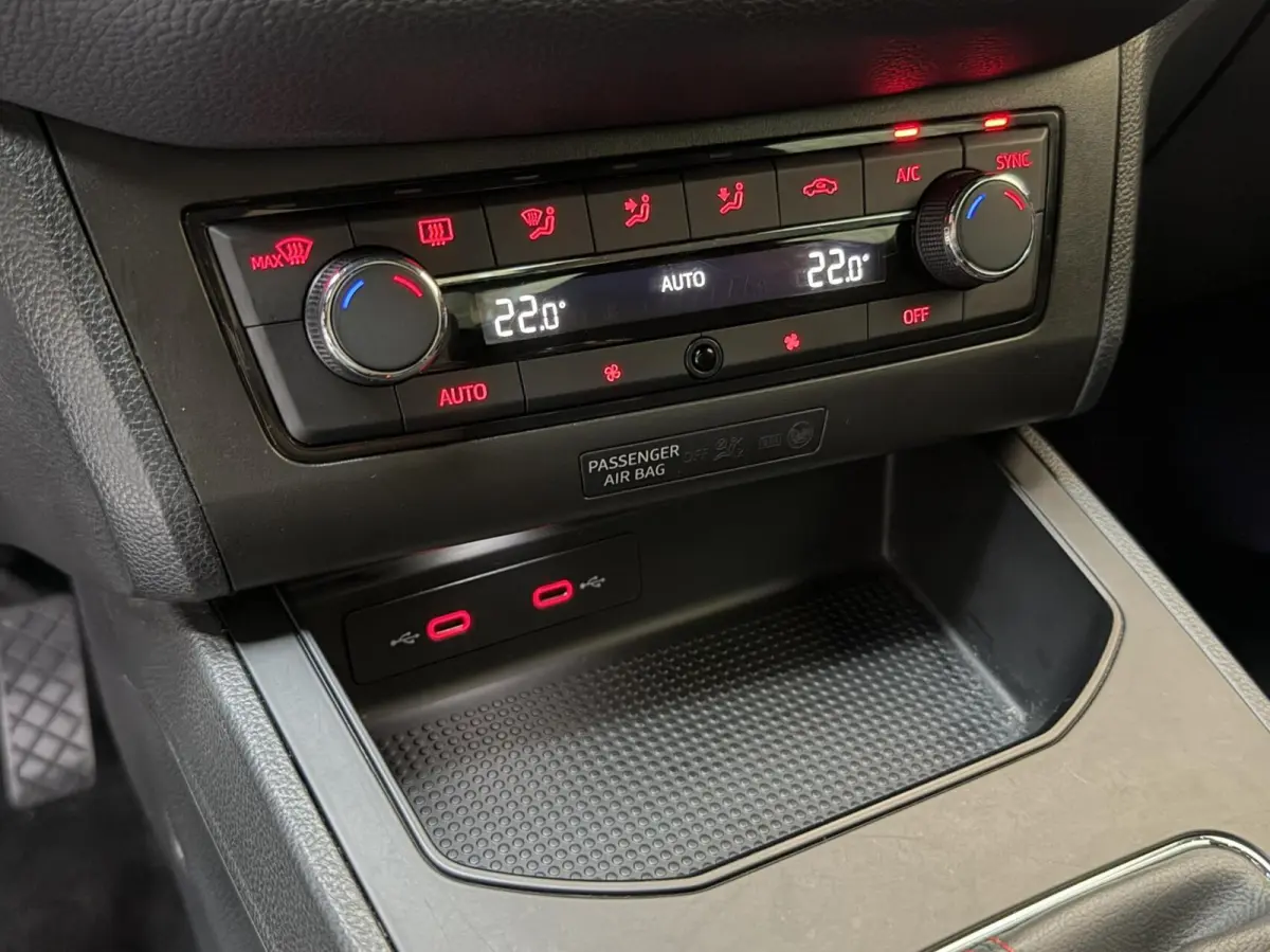 1.0 TSI FR Business Intense Apple CarPlay/Android Auto | Achteruitrijcamera | Beats Audio | Cruise control | Getint glas | Navigatiesysteem | Parkeersensoren voor en achter