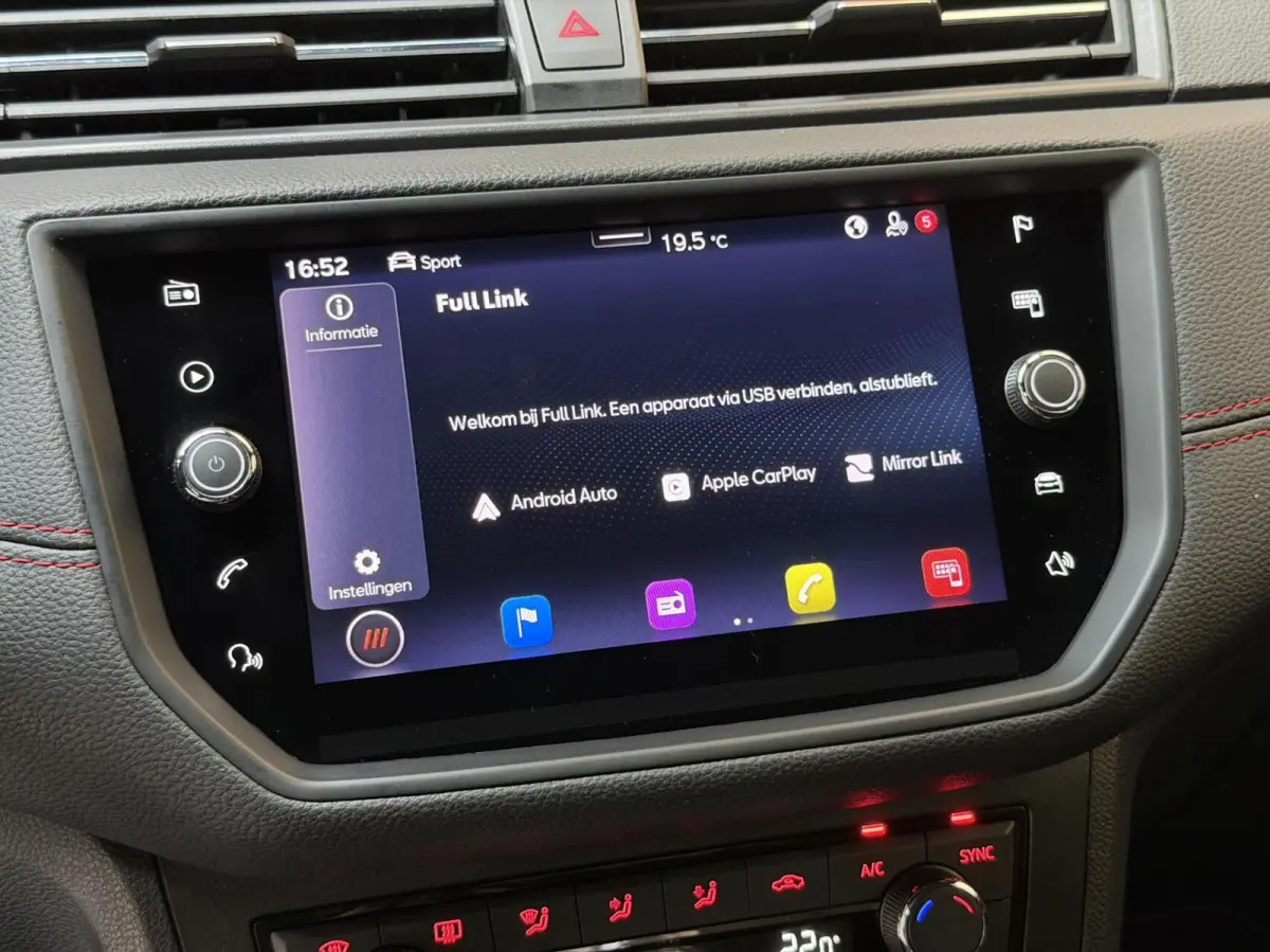 1.0 TSI FR Business Intense Apple CarPlay/Android Auto | Achteruitrijcamera | Beats Audio | Cruise control | Getint glas | Navigatiesysteem | Parkeersensoren voor en achter