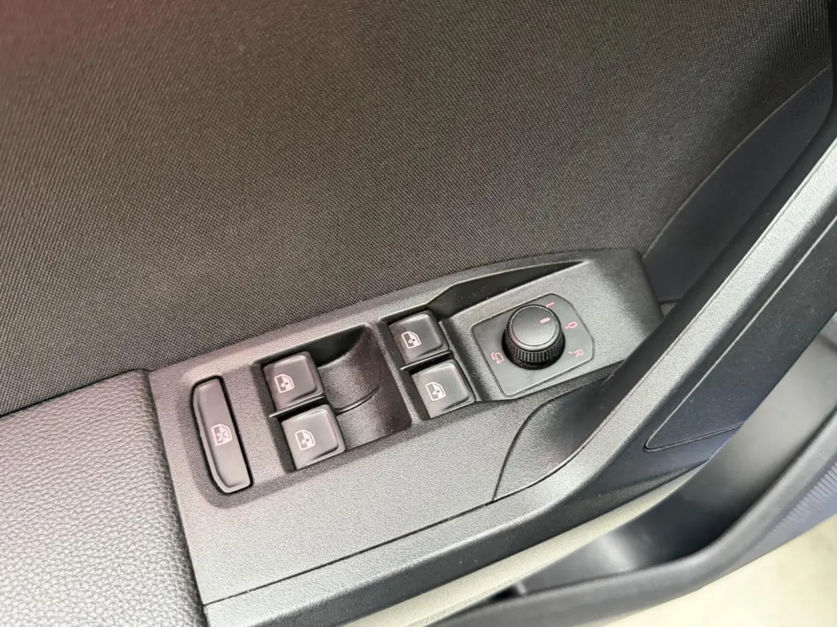 1.0 TSI FR Business Intense Apple CarPlay/Android Auto | Achteruitrijcamera | Beats Audio | Cruise control | Getint glas | Navigatiesysteem | Parkeersensoren voor en achter