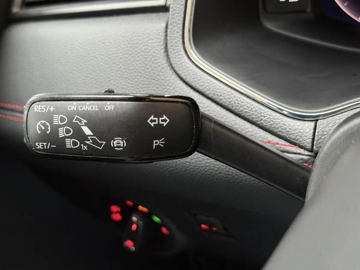 1.0 TSI FR Business Intense Apple CarPlay/Android Auto | Achteruitrijcamera | Beats Audio | Cruise control | Getint glas | Navigatiesysteem | Parkeersensoren voor en achter