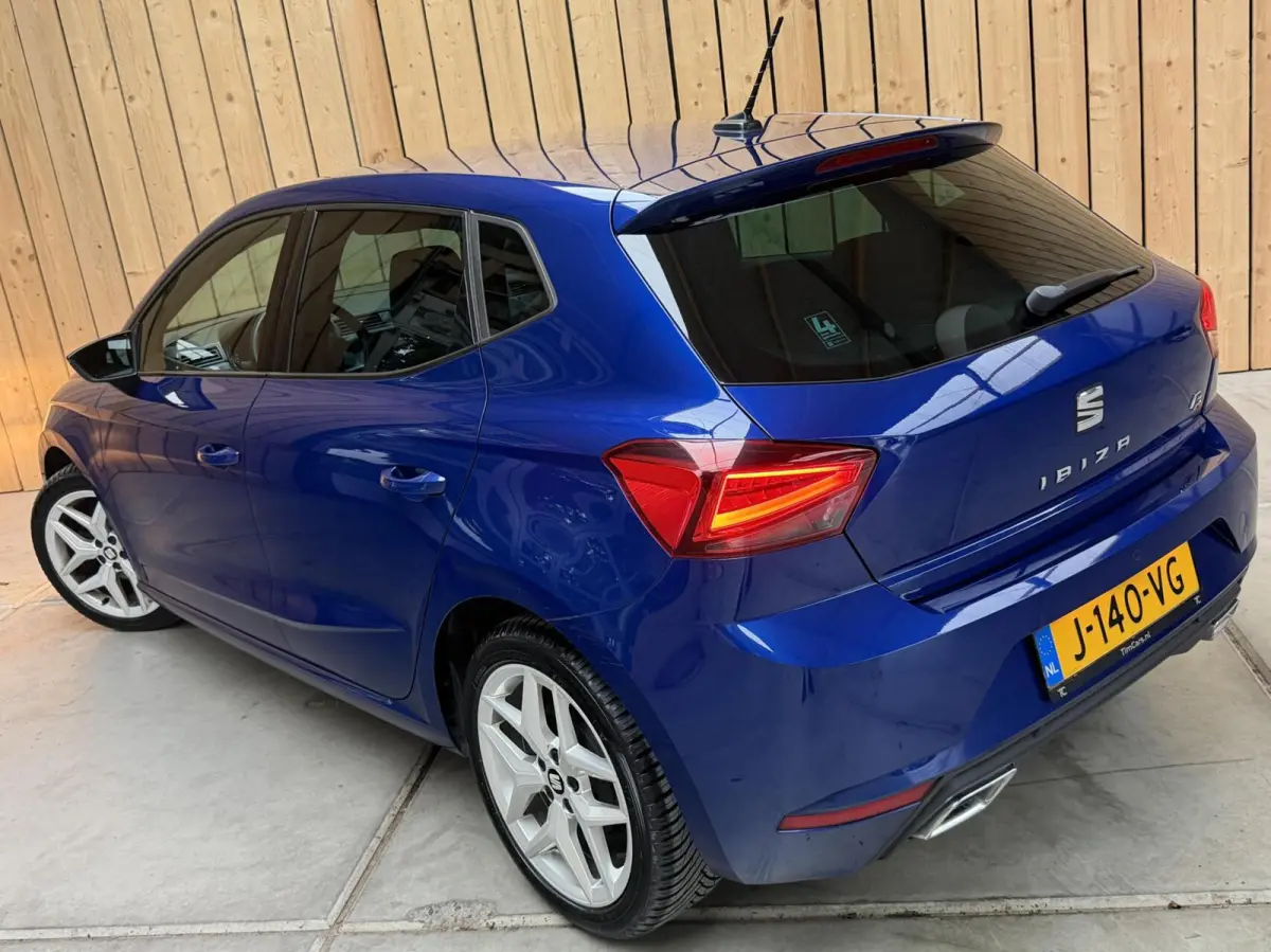 1.0 TSI FR Business Intense Apple CarPlay/Android Auto | Achteruitrijcamera | Beats Audio | Cruise control | Getint glas | Navigatiesysteem | Parkeersensoren voor en achter