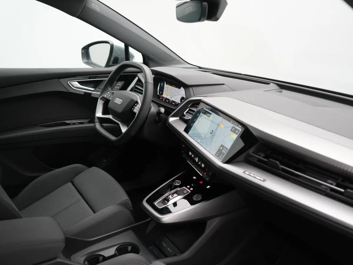 40 S Line 77 kWh 204pk Dealer O.H. | Panodak | Adaptive Cruise | Head Up | Camera | Matrix LED | Camera | Warmtepomp | Sportstoelen Memory & Verwarmd | Stuur Verwarmd | Apple Carplay | Navig