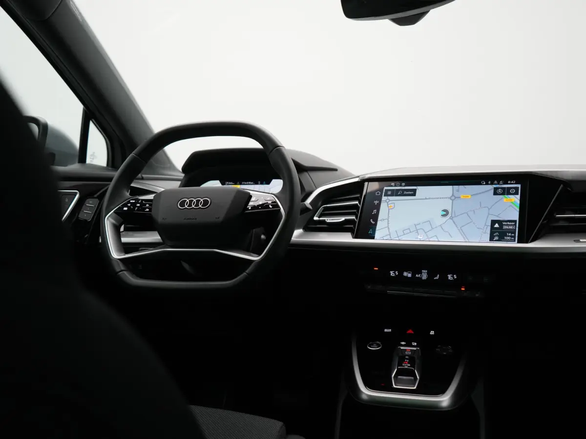 40 S Line 77 kWh 204pk Dealer O.H. | Panodak | Adaptive Cruise | Head Up | Camera | Matrix LED | Camera | Warmtepomp | Sportstoelen Memory & Verwarmd | Stuur Verwarmd | Apple Carplay | Navig