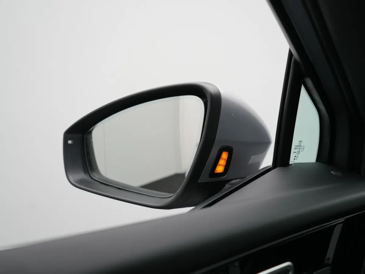 40 S Line 77 kWh 204pk Dealer O.H. | Panodak | Adaptive Cruise | Head Up | Camera | Matrix LED | Camera | Warmtepomp | Sportstoelen Memory & Verwarmd | Stuur Verwarmd | Apple Carplay | Navig