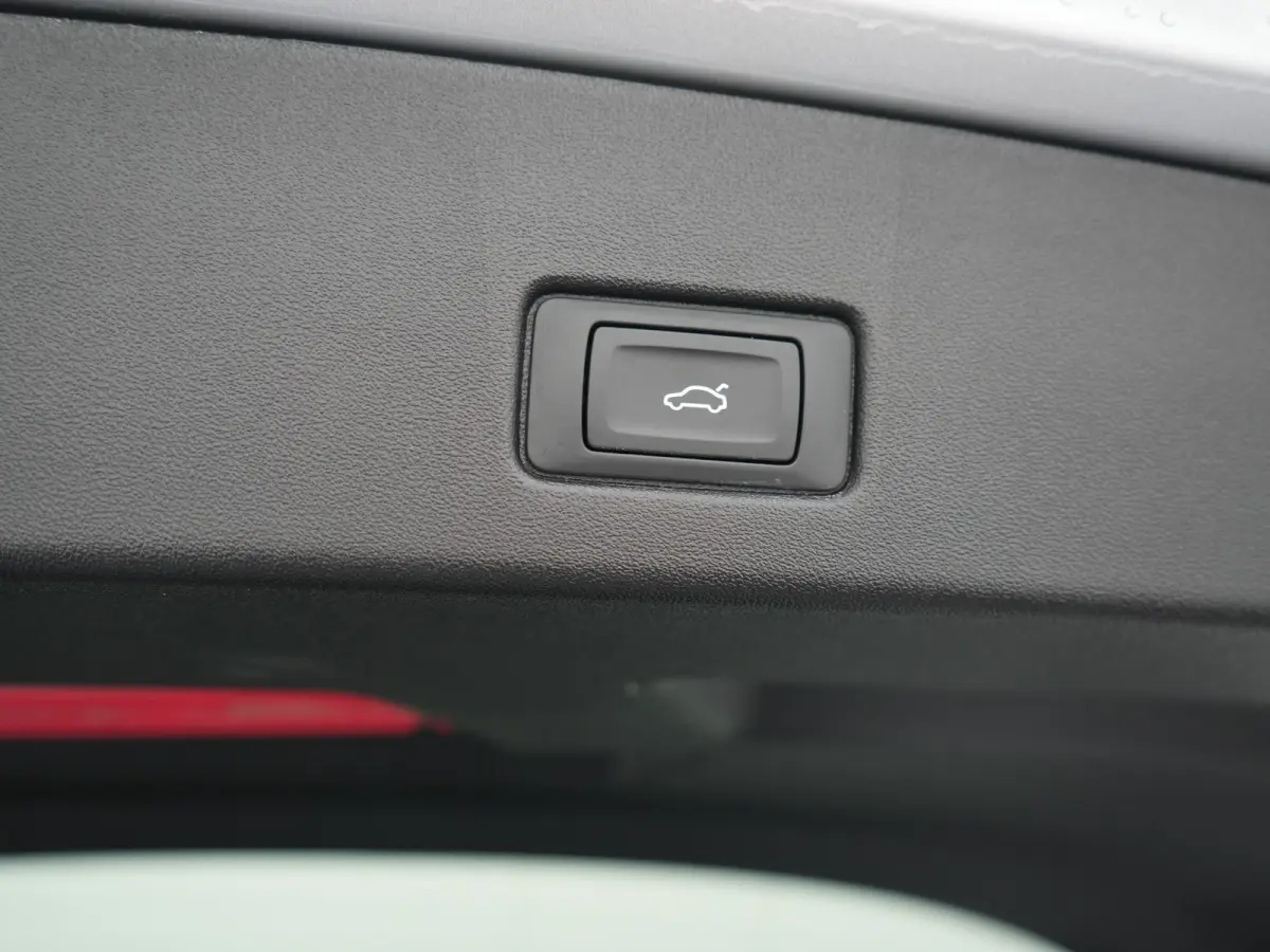 40 S Line 77 kWh 204pk Dealer O.H. | Panodak | Adaptive Cruise | Head Up | Camera | Matrix LED | Camera | Warmtepomp | Sportstoelen Memory & Verwarmd | Stuur Verwarmd | Apple Carplay | Navig