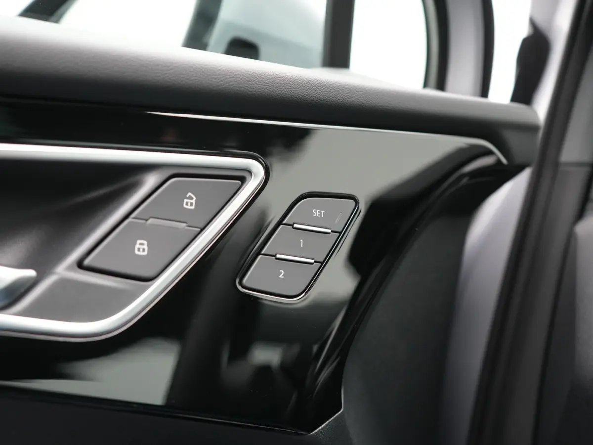 40 S Line 77 kWh 204pk Dealer O.H. | Panodak | Adaptive Cruise | Head Up | Camera | Matrix LED | Camera | Warmtepomp | Sportstoelen Memory & Verwarmd | Stuur Verwarmd | Apple Carplay | Navig