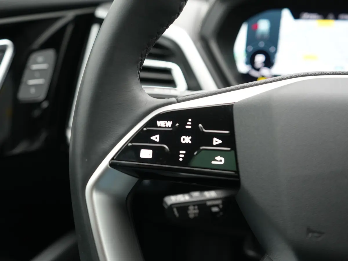 40 S Line 77 kWh 204pk Dealer O.H. | Panodak | Adaptive Cruise | Head Up | Camera | Matrix LED | Camera | Warmtepomp | Sportstoelen Memory & Verwarmd | Stuur Verwarmd | Apple Carplay | Navig