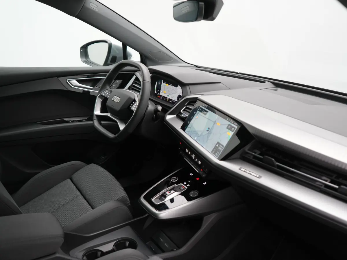 40 S Line 77 kWh 204pk Dealer O.H. | Panodak | Adaptive Cruise | Head Up | Camera | Matrix LED | Camera | Warmtepomp | Sportstoelen Memory & Verwarmd | Stuur Verwarmd | Apple Carplay | Navig