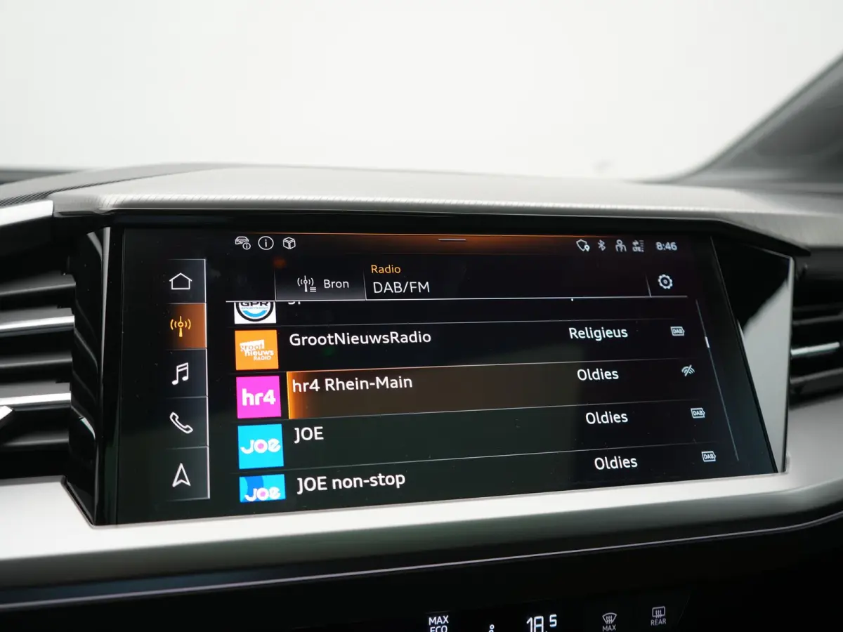 40 S Line 77 kWh 204pk Dealer O.H. | Panodak | Adaptive Cruise | Head Up | Camera | Matrix LED | Camera | Warmtepomp | Sportstoelen Memory & Verwarmd | Stuur Verwarmd | Apple Carplay | Navig