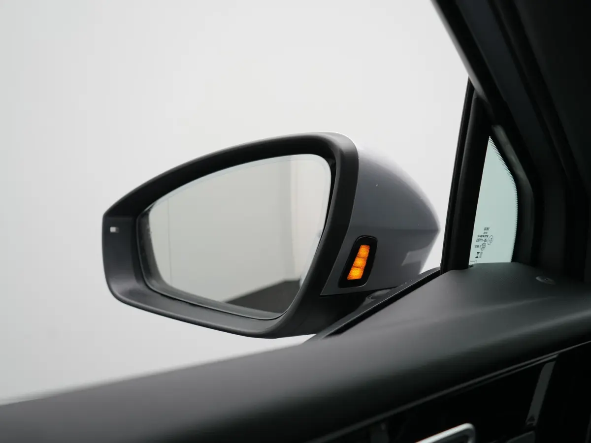 40 S Line 77 kWh 204pk Dealer O.H. | Panodak | Adaptive Cruise | Head Up | Camera | Matrix LED | Camera | Warmtepomp | Sportstoelen Memory & Verwarmd | Stuur Verwarmd | Apple Carplay | Navig