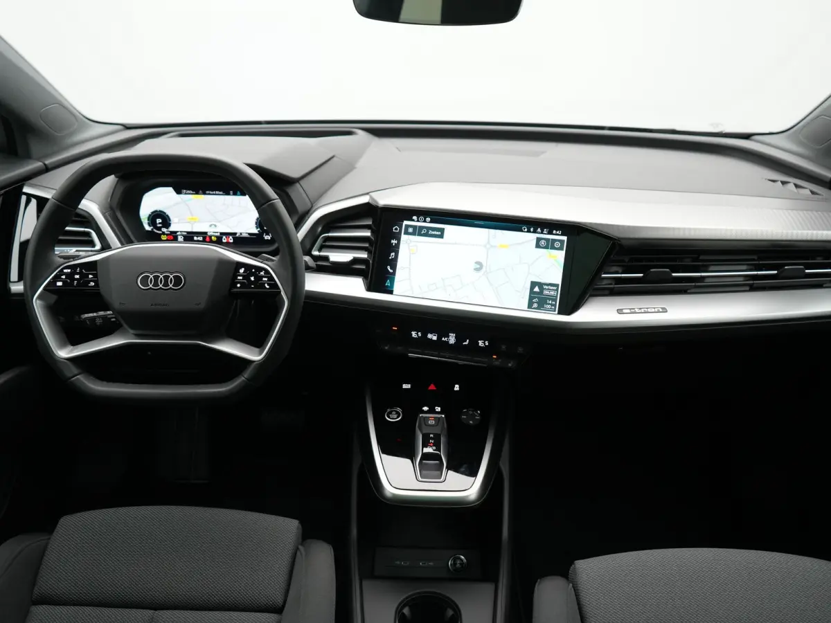 40 S Line 77 kWh 204pk Dealer O.H. | Panodak | Adaptive Cruise | Head Up | Camera | Matrix LED | Camera | Warmtepomp | Sportstoelen Memory & Verwarmd | Stuur Verwarmd | Apple Carplay | Navig