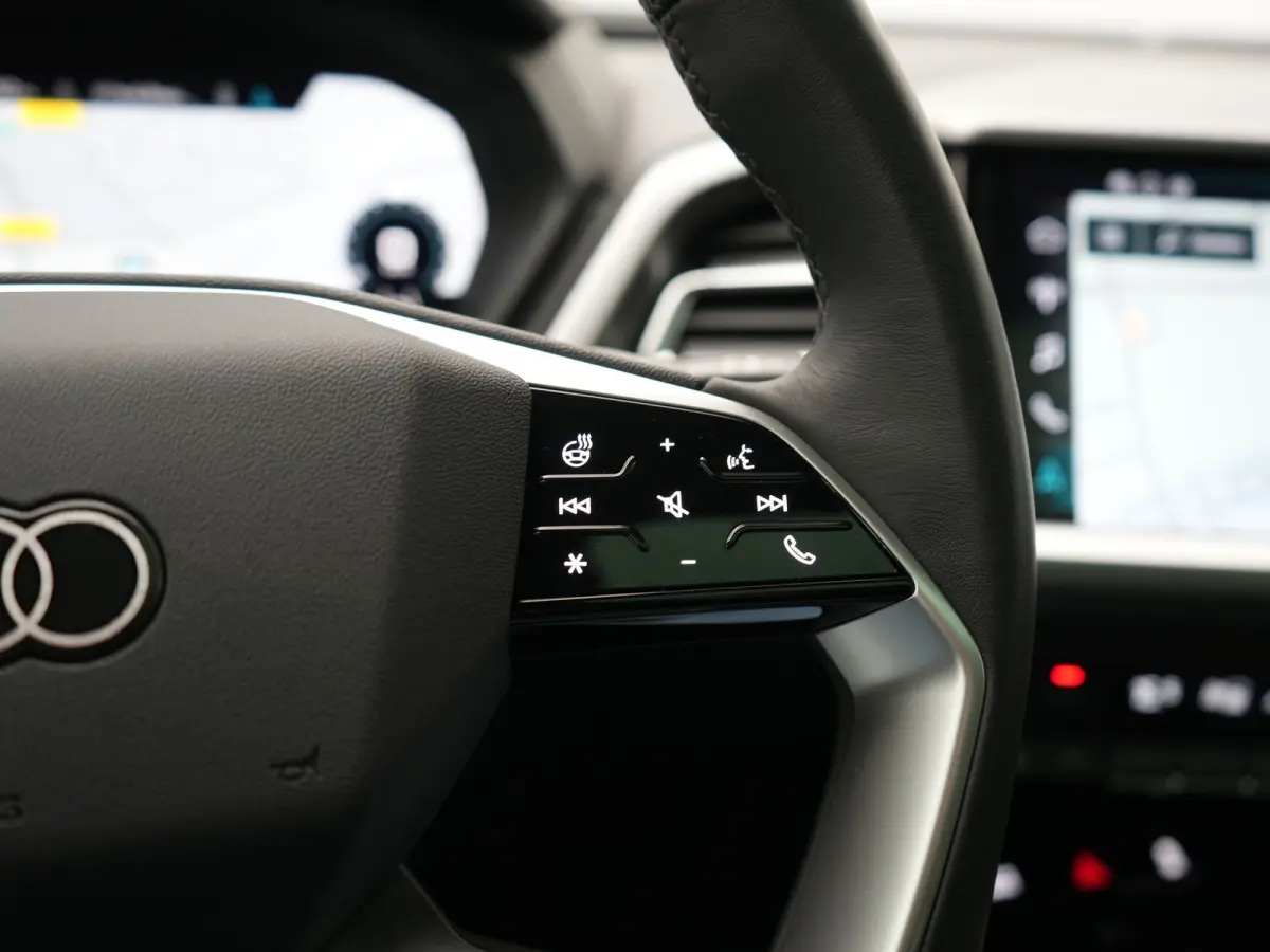 40 S Line 77 kWh 204pk Dealer O.H. | Panodak | Adaptive Cruise | Head Up | Camera | Matrix LED | Camera | Warmtepomp | Sportstoelen Memory & Verwarmd | Stuur Verwarmd | Apple Carplay | Navig