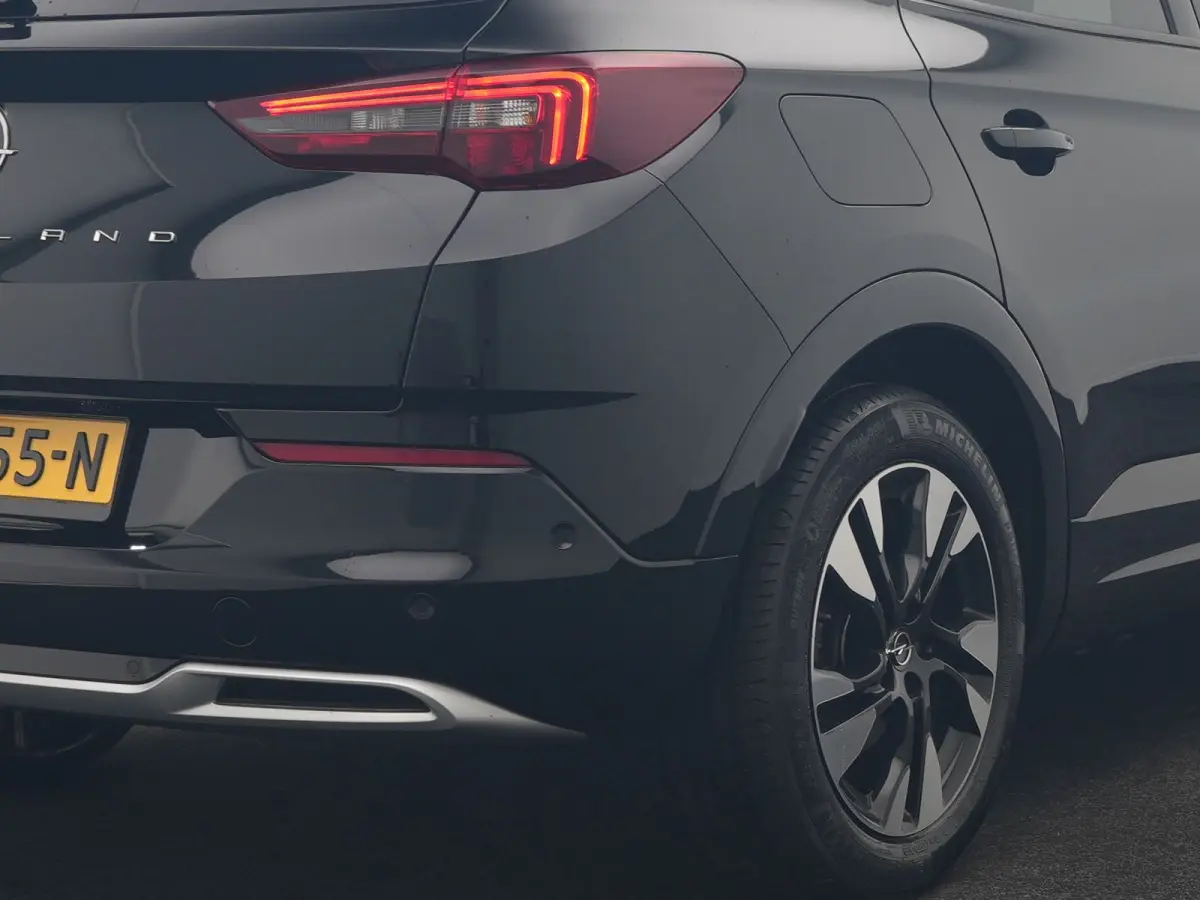 1.6 Turbo Ultimate FACELIFT MODEL PHEV 225pk Dealer O.H. | Trekhaak Afn. | Adaptive Cruise | 360 Camera | Alcantara Sportstoelen & Stuur Verwarmd | BLIS | Keyless | Navigatie | DAB | Plug In