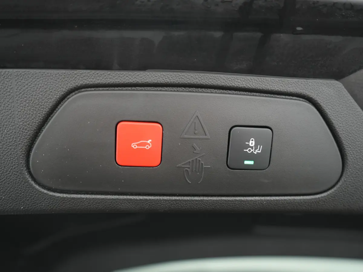 1.6 Turbo Ultimate FACELIFT MODEL PHEV 225pk Dealer O.H. | Trekhaak Afn. | Adaptive Cruise | 360 Camera | Alcantara Sportstoelen & Stuur Verwarmd | BLIS | Keyless | Navigatie | DAB | Plug In