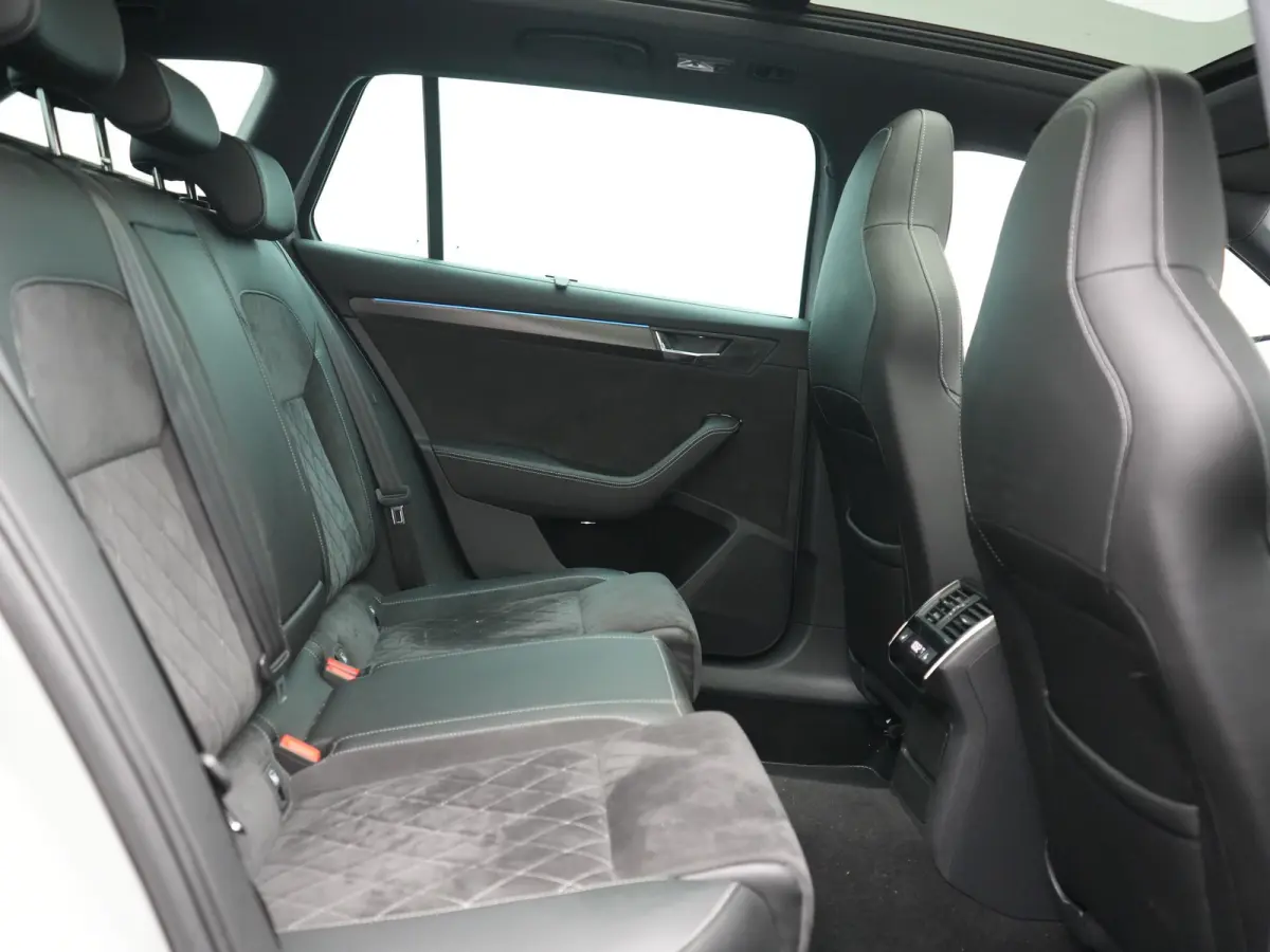 1.4 TSI iV Sportline Business PHEV 218pk Dealer O.H. | Panodak | Camera | Canton Audio | Alcantara Sportstoelen Memory & Verwarmd | Sfeerverlichting | Keyless | BLIS | Stuur Verwarmd | Apple