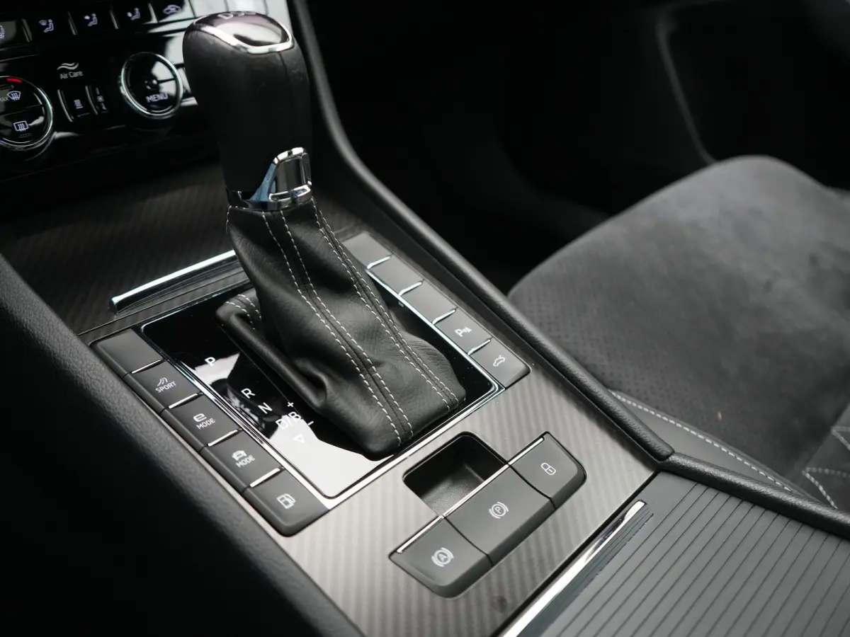1.4 TSI iV Sportline Business PHEV 218pk Dealer O.H. | Panodak | Camera | Canton Audio | Alcantara Sportstoelen Memory & Verwarmd | Sfeerverlichting | Keyless | BLIS | Stuur Verwarmd | Apple
