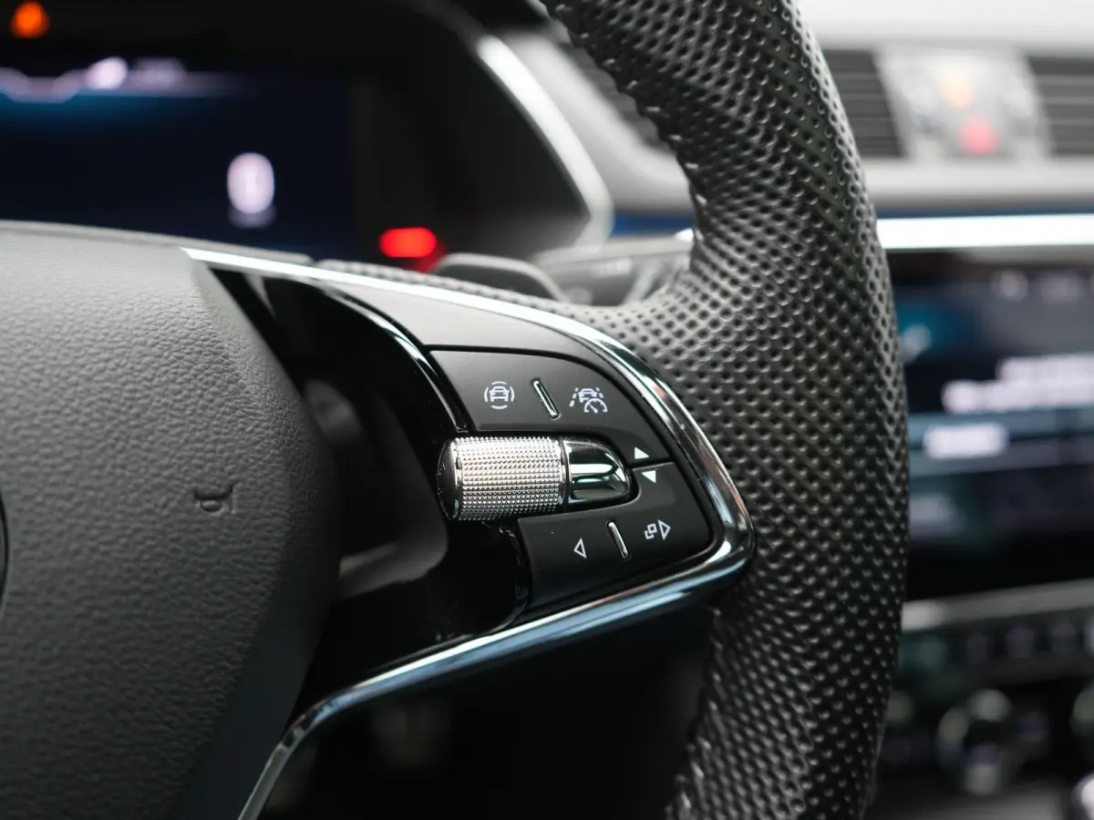 1.4 TSI iV Sportline Business PHEV 218pk Dealer O.H. | Panodak | Camera | Canton Audio | Alcantara Sportstoelen Memory & Verwarmd | Sfeerverlichting | Keyless | BLIS | Stuur Verwarmd | Apple