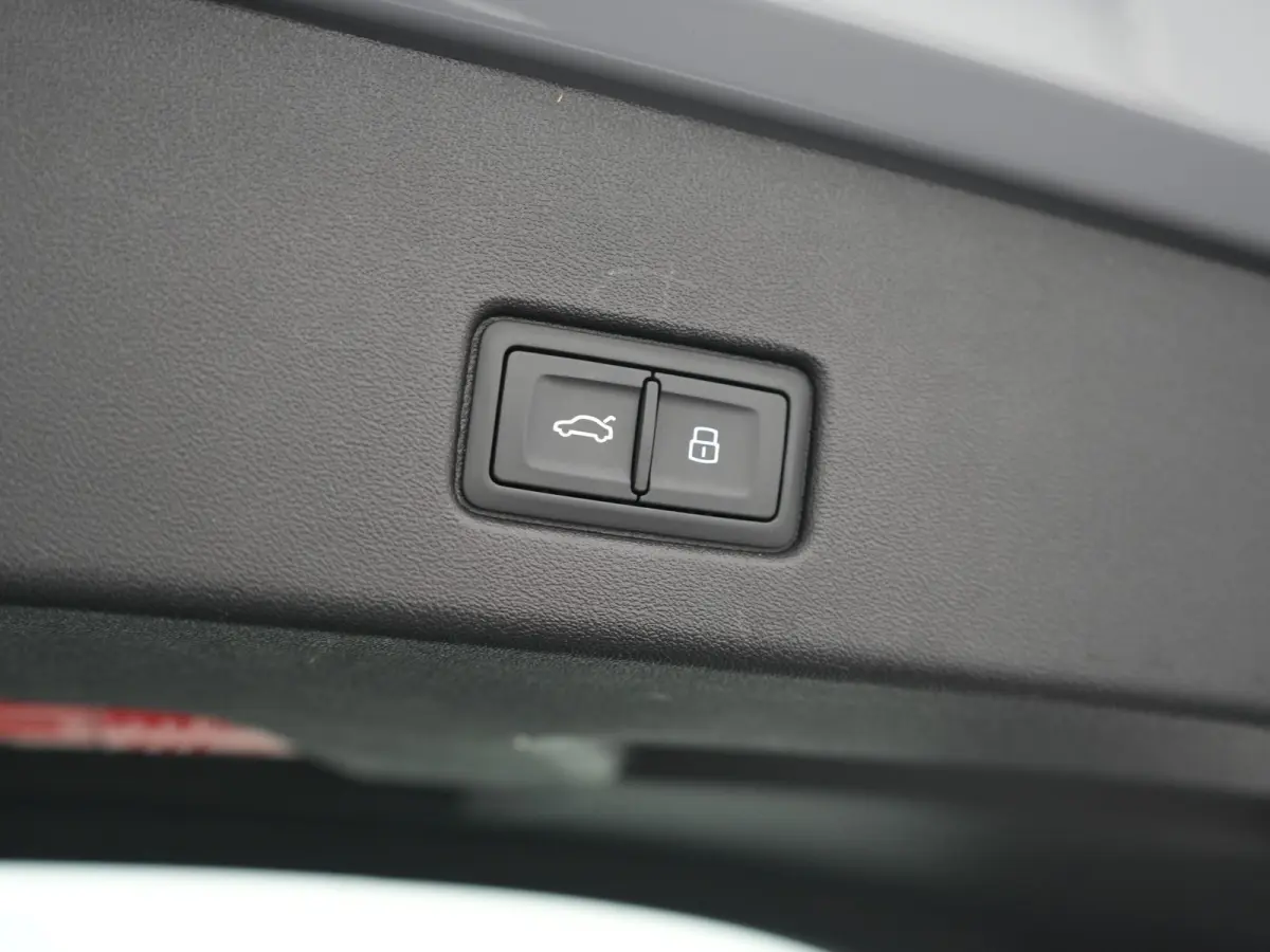 35 2x S Line 55 kWh 170pk Dealer O.H. | Panodak | Lederen Sportstoelen Memory | Adaptive Cruise | Head Up | 360 Camera | Sonos Audio | Matrix LED | Keyless | Blis | Apple Carplay | Navigatie