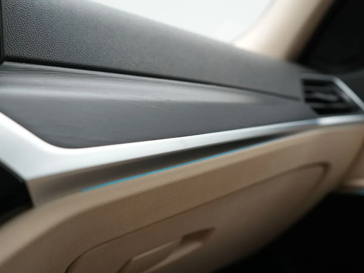 320e Luxury Line Facelift PHEV Dealer O.H. | Trekhaak Af Fabriek | Panodak | Head Up | Adaptive Cruise | 360 Camera | Lederen Sportstoelen Verwarmd | Sfeerverlichting | Apple Carplay | Keyle