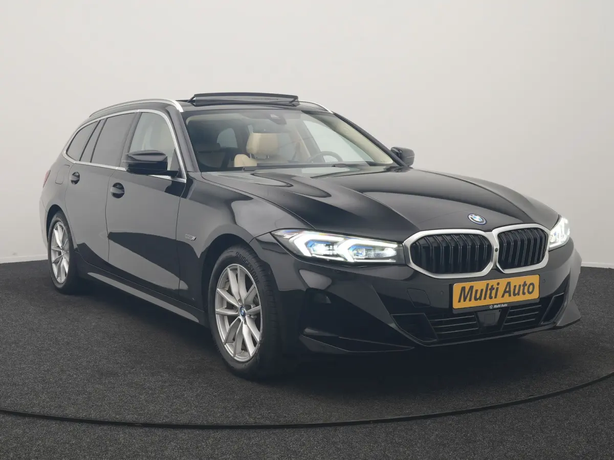 320e Luxury Line Facelift PHEV Dealer O.H. | Trekhaak Af Fabriek | Panodak | Head Up | Adaptive Cruise | 360 Camera | Lederen Sportstoelen Verwarmd | Sfeerverlichting | Apple Carplay | Keyle
