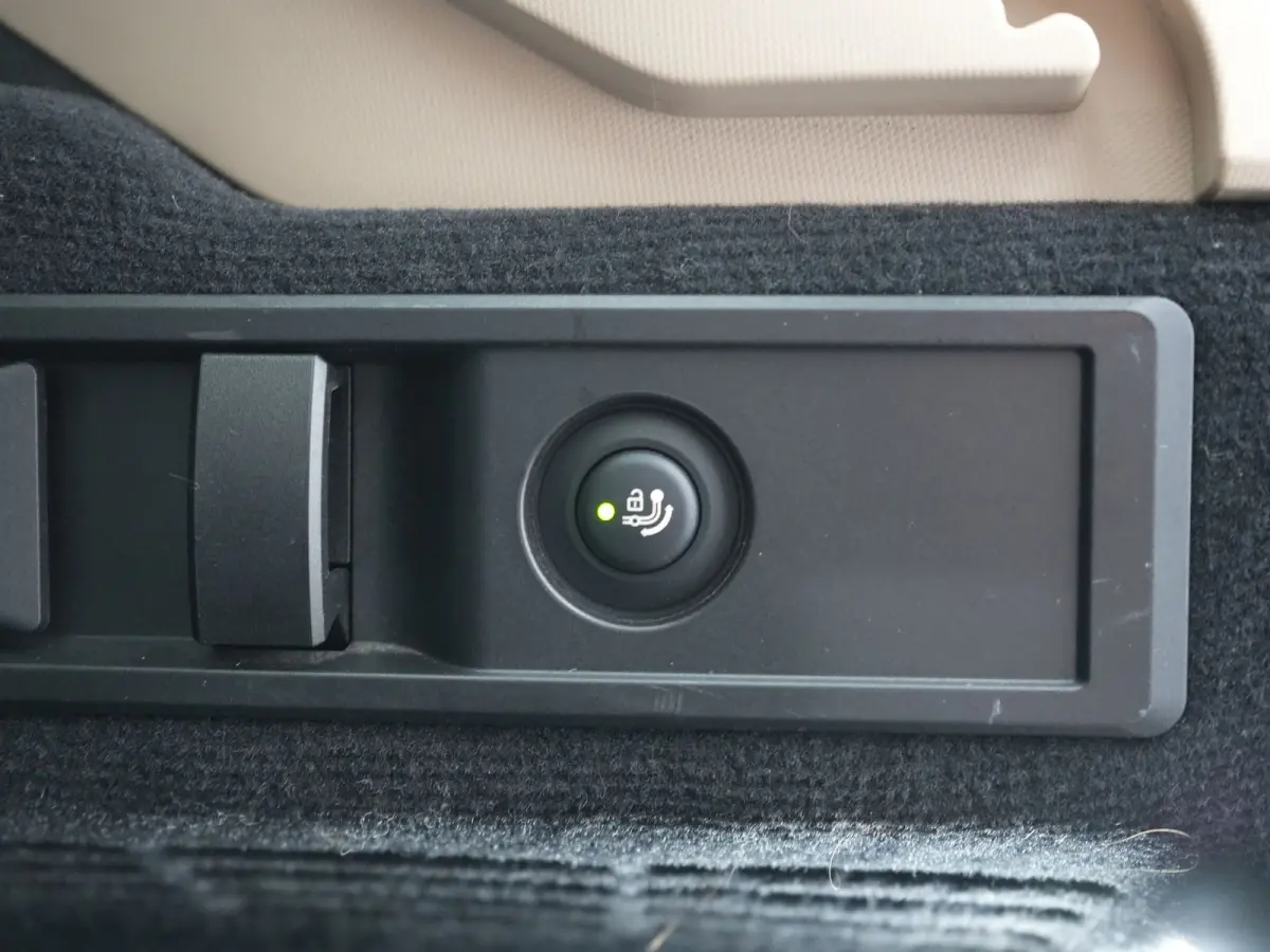 320e Luxury Line Facelift PHEV Dealer O.H. | Trekhaak Af Fabriek | Panodak | Head Up | Adaptive Cruise | 360 Camera | Lederen Sportstoelen Verwarmd | Sfeerverlichting | Apple Carplay | Keyle