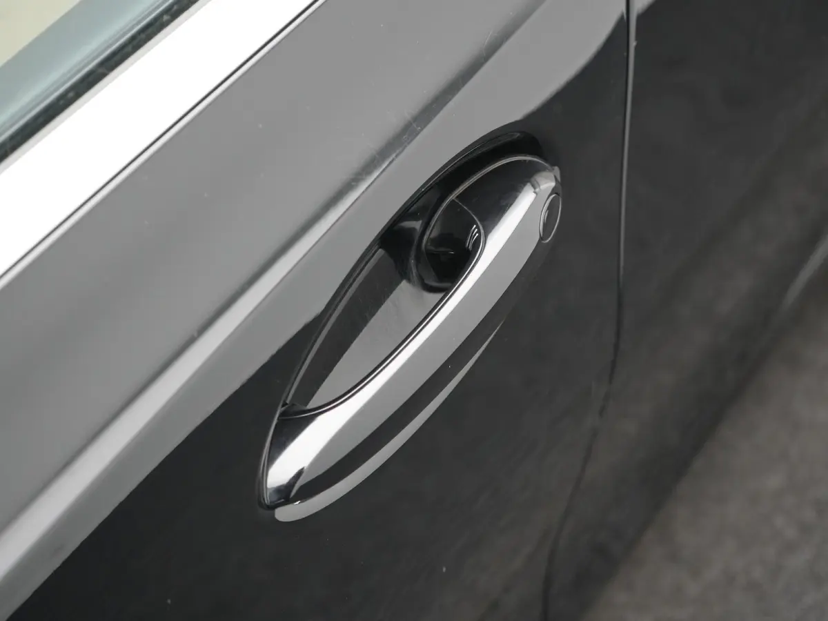 320e Luxury Line Facelift PHEV Dealer O.H. | Trekhaak Af Fabriek | Panodak | Head Up | Adaptive Cruise | 360 Camera | Lederen Sportstoelen Verwarmd | Sfeerverlichting | Apple Carplay | Keyle