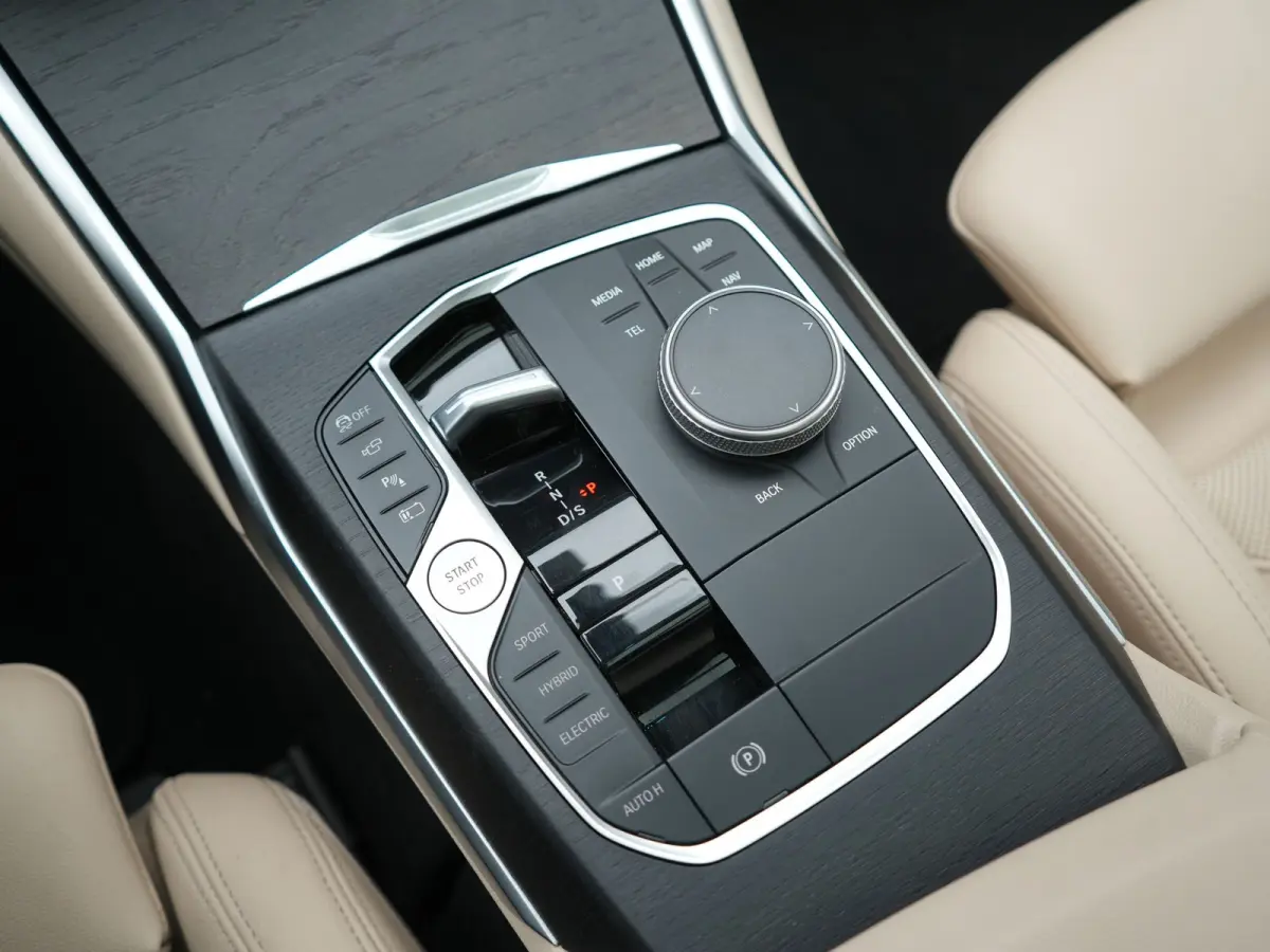 320e Luxury Line Facelift PHEV Dealer O.H. | Trekhaak Af Fabriek | Panodak | Head Up | Adaptive Cruise | 360 Camera | Lederen Sportstoelen Verwarmd | Sfeerverlichting | Apple Carplay | Keyle