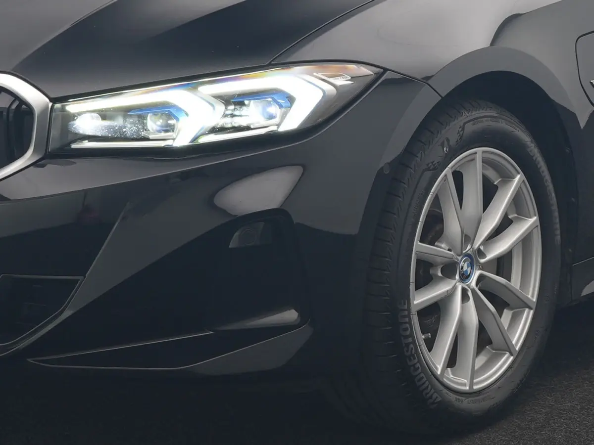 320e Luxury Line Facelift PHEV Dealer O.H. | Trekhaak Af Fabriek | Panodak | Head Up | Adaptive Cruise | 360 Camera | Lederen Sportstoelen Verwarmd | Sfeerverlichting | Apple Carplay | Keyle