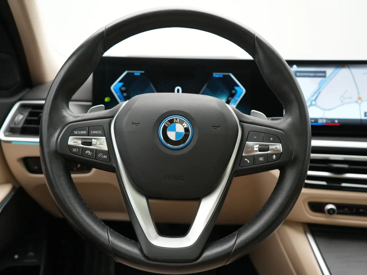 320e Luxury Line Facelift PHEV Dealer O.H. | Trekhaak Af Fabriek | Panodak | Head Up | Adaptive Cruise | 360 Camera | Lederen Sportstoelen Verwarmd | Sfeerverlichting | Apple Carplay | Keyle