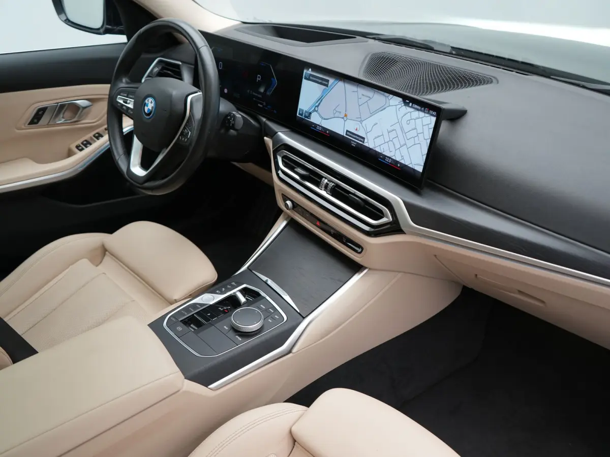 320e Luxury Line Facelift PHEV Dealer O.H. | Trekhaak Af Fabriek | Panodak | Head Up | Adaptive Cruise | 360 Camera | Lederen Sportstoelen Verwarmd | Sfeerverlichting | Apple Carplay | Keyle