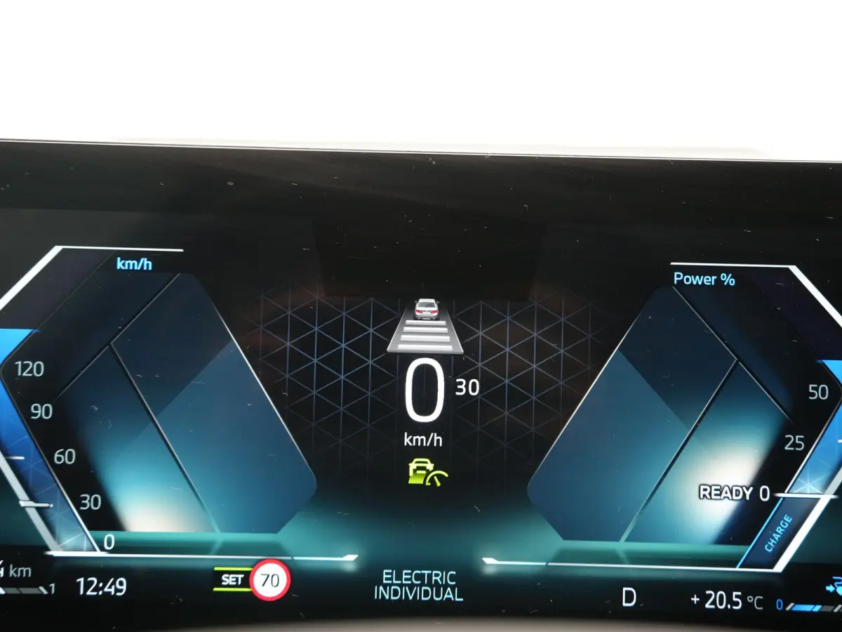 320e Luxury Line Facelift PHEV Dealer O.H. | Trekhaak Af Fabriek | Panodak | Head Up | Adaptive Cruise | 360 Camera | Lederen Sportstoelen Verwarmd | Sfeerverlichting | Apple Carplay | Keyle