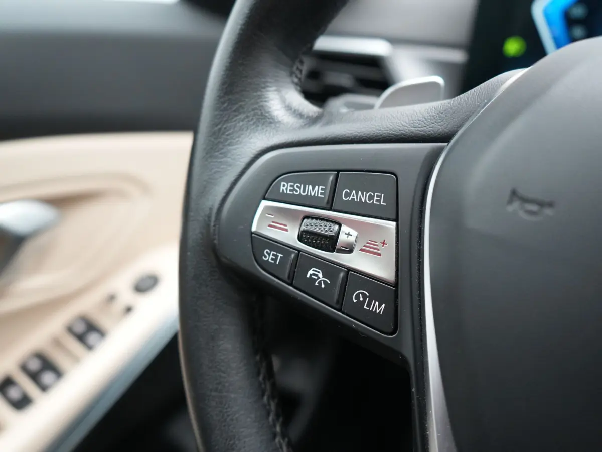 320e Luxury Line Facelift PHEV Dealer O.H. | Trekhaak Af Fabriek | Panodak | Head Up | Adaptive Cruise | 360 Camera | Lederen Sportstoelen Verwarmd | Sfeerverlichting | Apple Carplay | Keyle