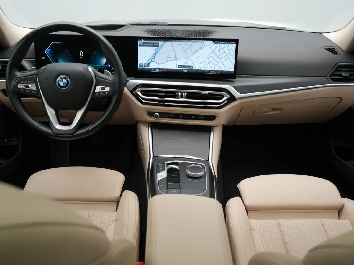 320e Luxury Line Facelift PHEV Dealer O.H. | Trekhaak Af Fabriek | Panodak | Head Up | Adaptive Cruise | 360 Camera | Lederen Sportstoelen Verwarmd | Sfeerverlichting | Apple Carplay | Keyle