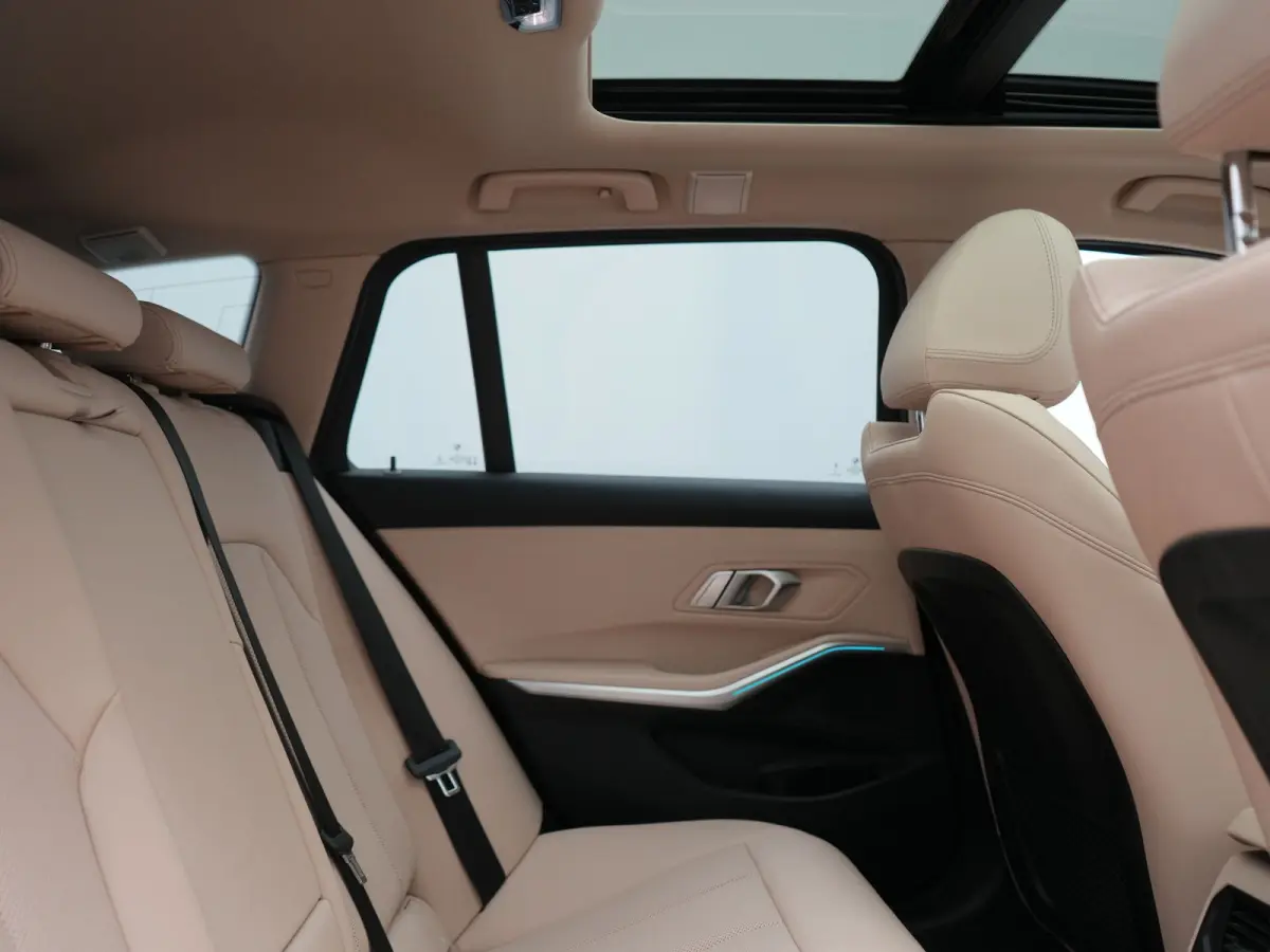 320e Luxury Line Facelift PHEV Dealer O.H. | Trekhaak Af Fabriek | Panodak | Head Up | Adaptive Cruise | 360 Camera | Lederen Sportstoelen Verwarmd | Sfeerverlichting | Apple Carplay | Keyle