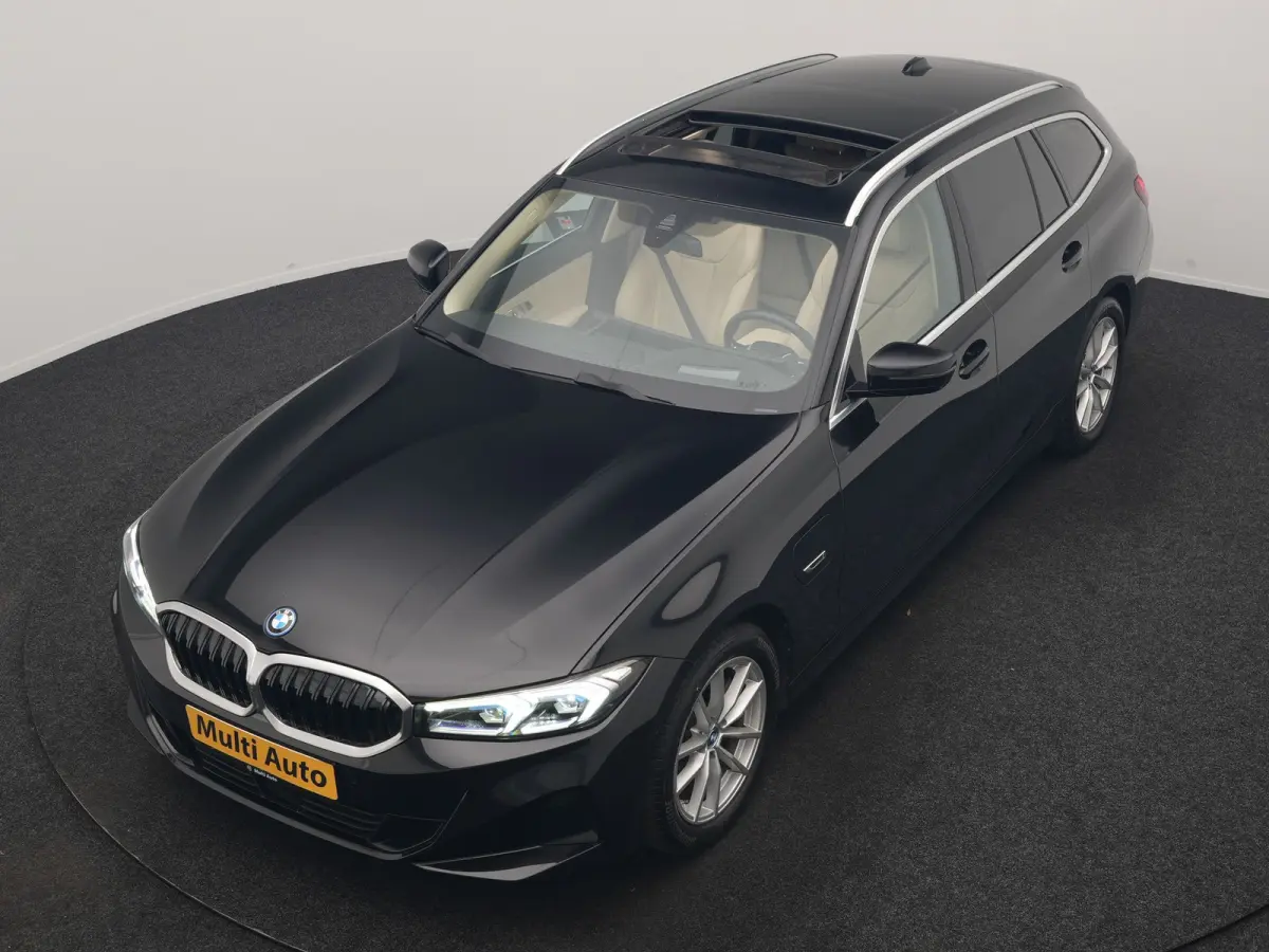 320e Luxury Line Facelift PHEV Dealer O.H. | Trekhaak Af Fabriek | Panodak | Head Up | Adaptive Cruise | 360 Camera | Lederen Sportstoelen Verwarmd | Sfeerverlichting | Apple Carplay | Keyle