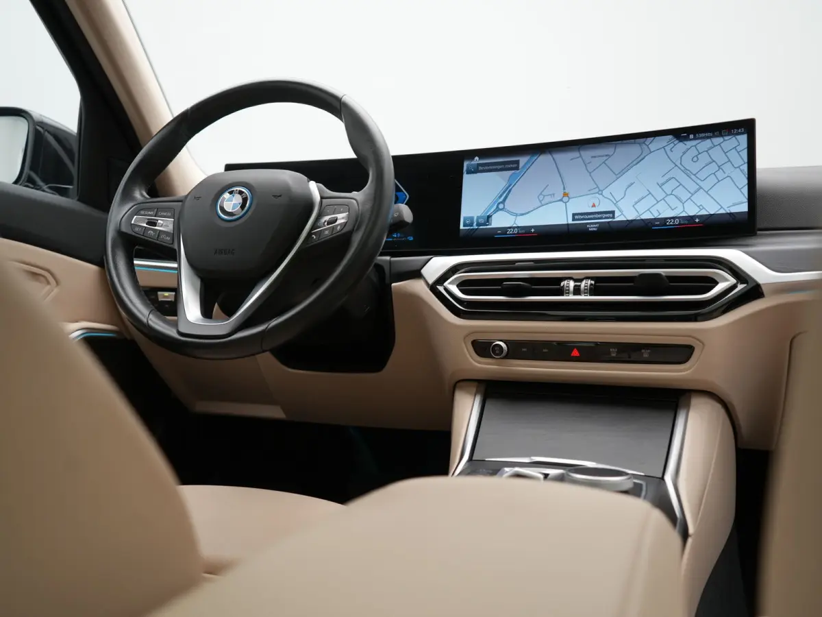 320e Luxury Line Facelift PHEV Dealer O.H. | Trekhaak Af Fabriek | Panodak | Head Up | Adaptive Cruise | 360 Camera | Lederen Sportstoelen Verwarmd | Sfeerverlichting | Apple Carplay | Keyle